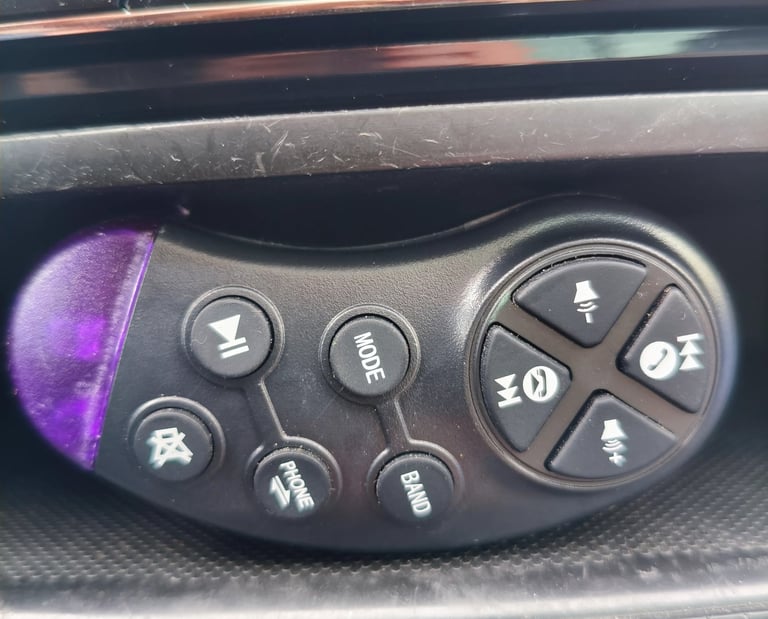 Análise de botões e funções de chamadas no comando de volante universal para auto-rádio N-1901.