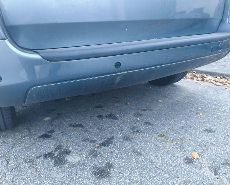 Sensor de estacionamento Aiupt instalado no para-choques traseiro de carro azul