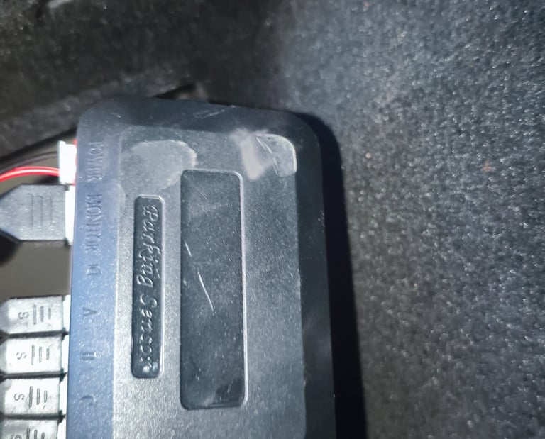 Caixa de controlo do kit de sensores de estacionamento Aiupt instalada no carro