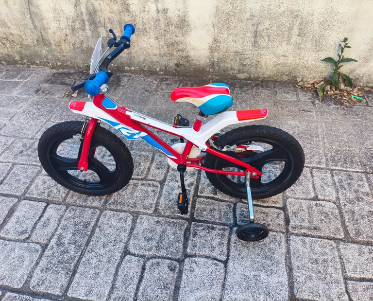 Dino Bikes 14 polegadas vista lateral sem rodas de apoio em calçada