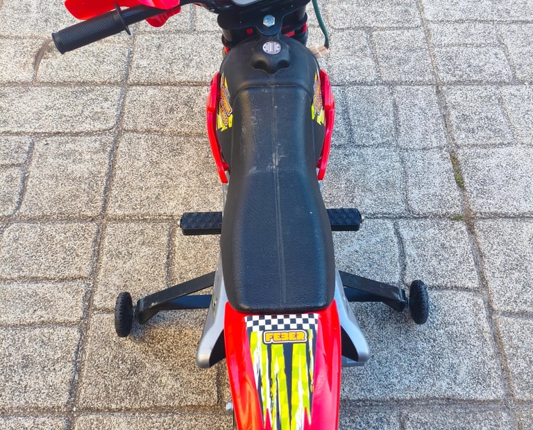 Cockpit e selim da mota elétrica Feber com botões e guiador vermelho
