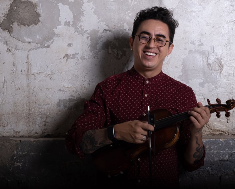 Violín eléctrico de Mauro Ruiz en actuación para bodas y eventos premium en Valencia y España