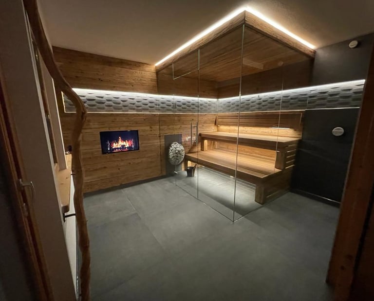 Moderne Innensauna mit Eckverglasung, ausgestattet mit rustikaler Holzverkleidung und indirekter LED-Deckenbeleuchtung