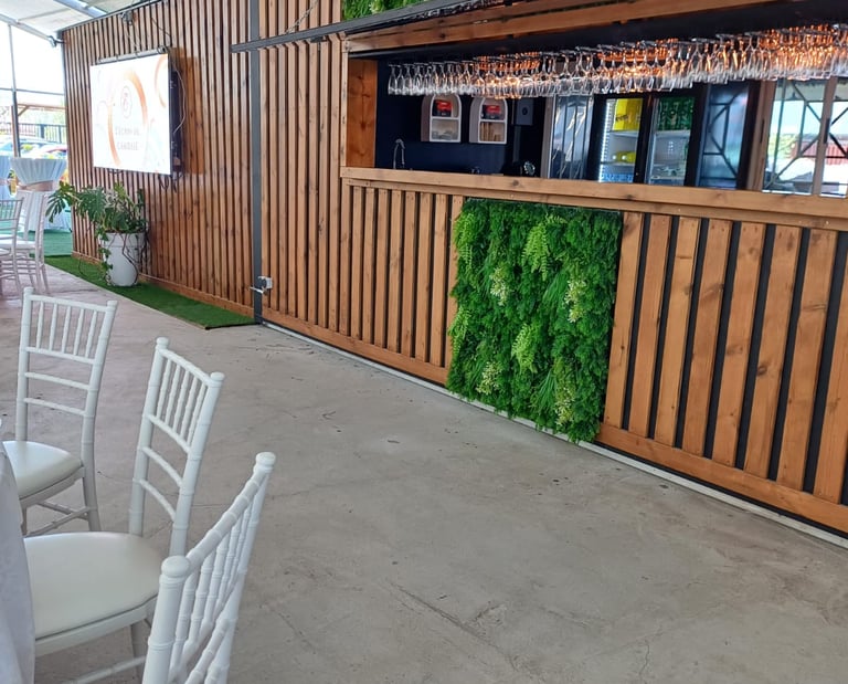 bar avec décoration bois et végétale