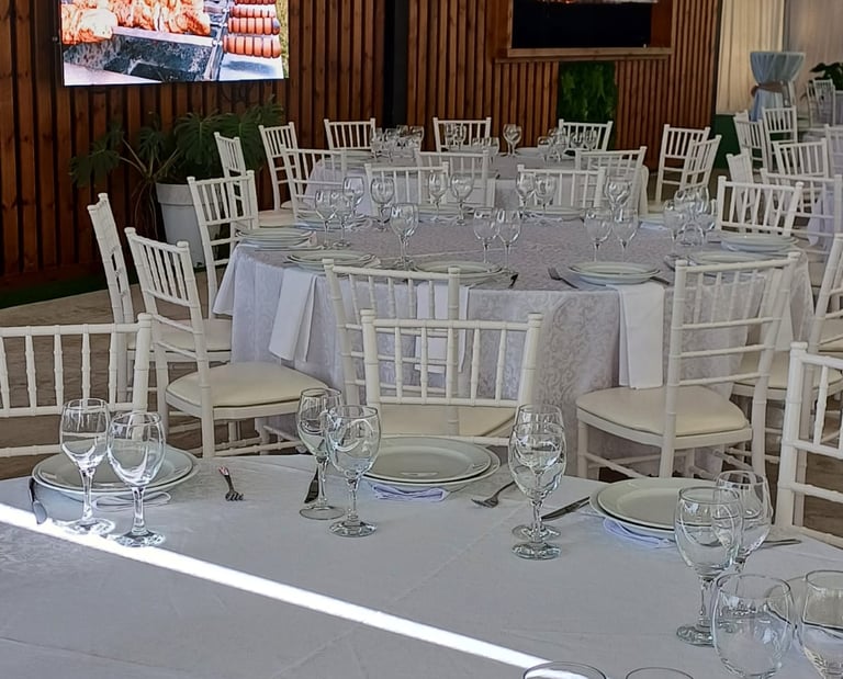 table et chaise de mariage avec bar en fond