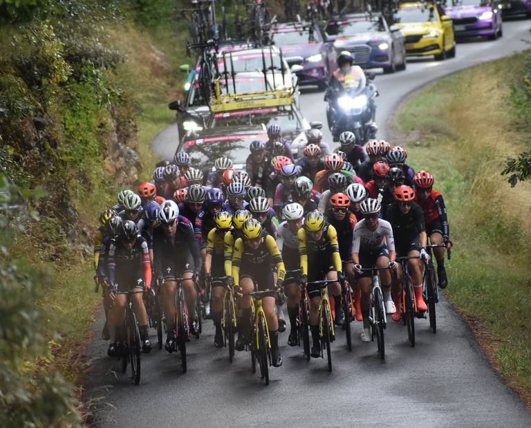 Peloton du TCFIA 2025 en route pour le Mont Lozère