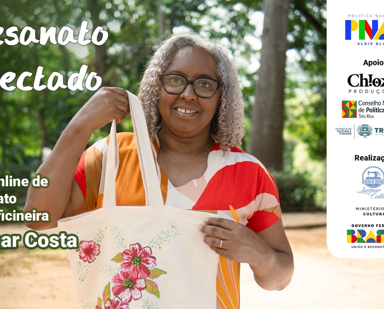 Card de Divulgação do Projeto Artesanato Conectado. Artesã mulher negra segurando uma bolsa.
