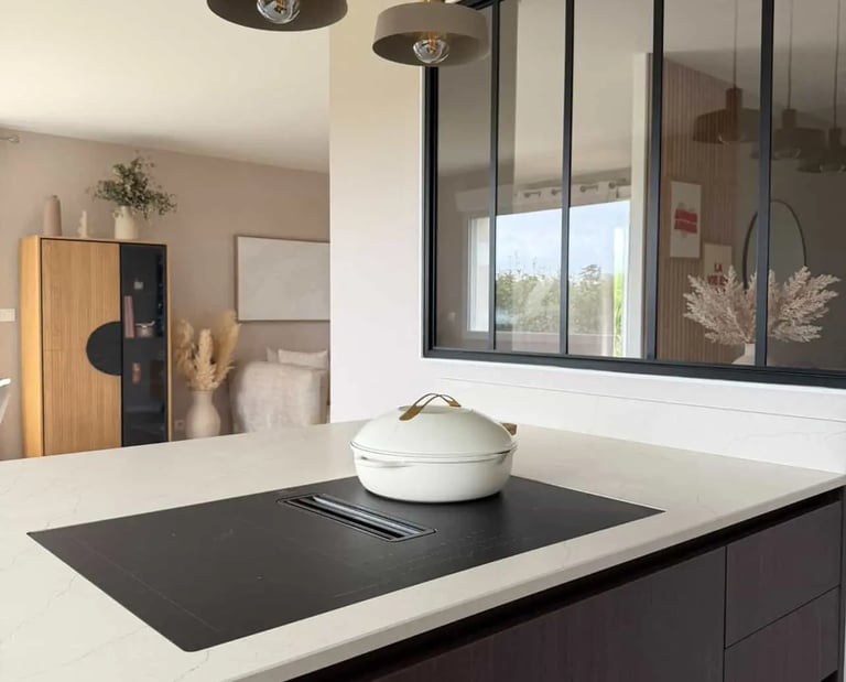 Îlot central avec plaque de cuisson intégrée et verrière intérieure – cuisine sur mesure Baïa Home à
