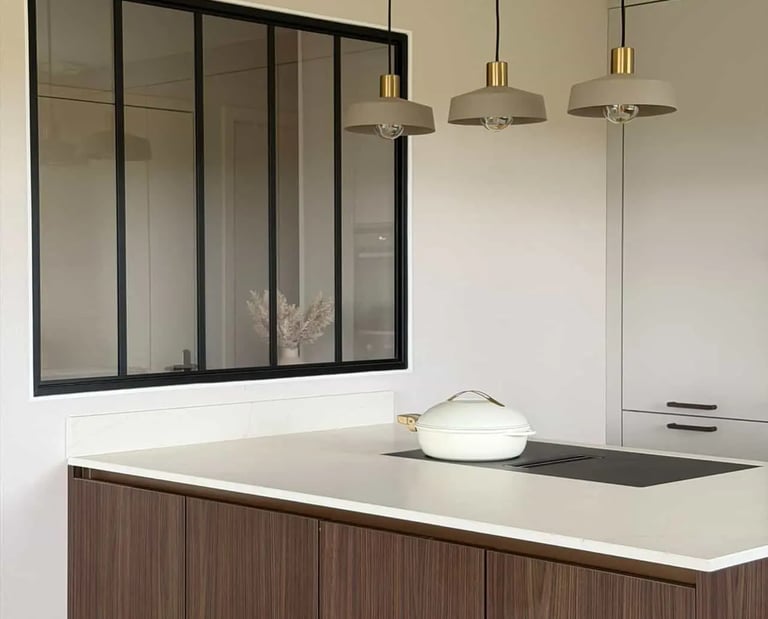 Cuisine sur mesure moderne avec îlot central réalisée par Baïa Home à Tourville-sur-Odon près de Cae