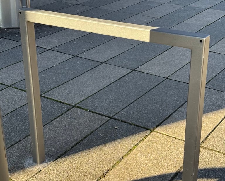 Foto von einem eckigen Fahradbügel.