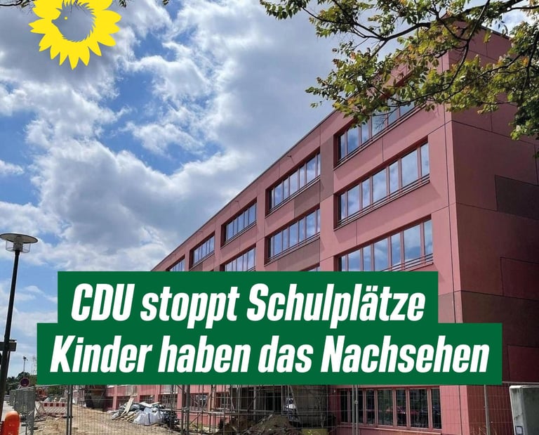 Sharepic mit dem Foto einer Schule im Bau, mit Bauzäunen davor.