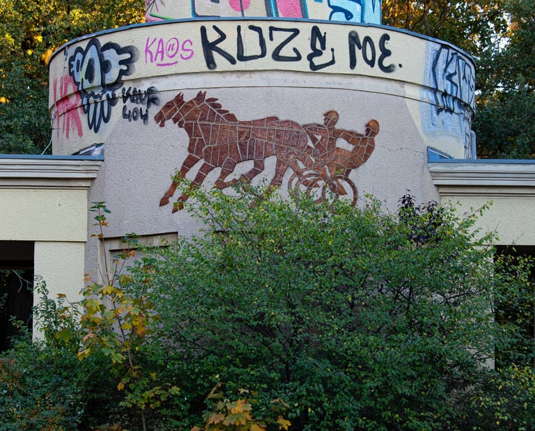 Foto vom Gebäude am Eingang der Trabrennbahn mit Graffiti.