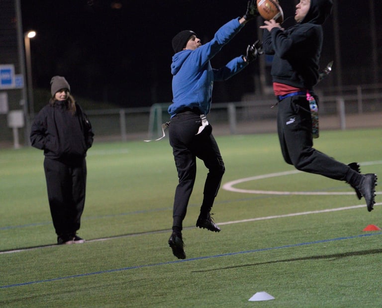 Limmat Lightning Training, Flag Football in Zürich: Receiver und Defender im Kampf um den Ball