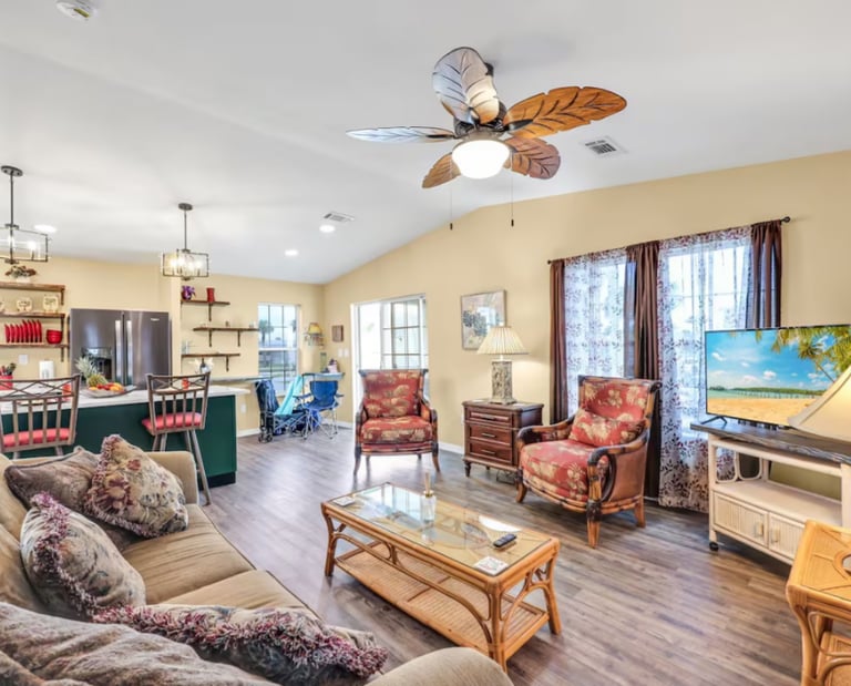 Siple Elegance Vacation Rental-Living area