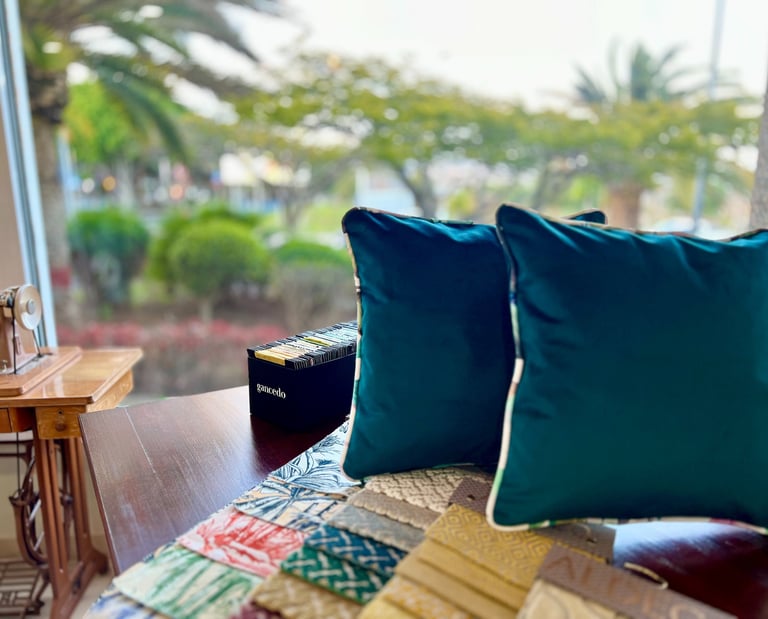 Cojines terciopelo premium y muestrarios de telas para cortinas y tapicería - Showroom Velvet Concep