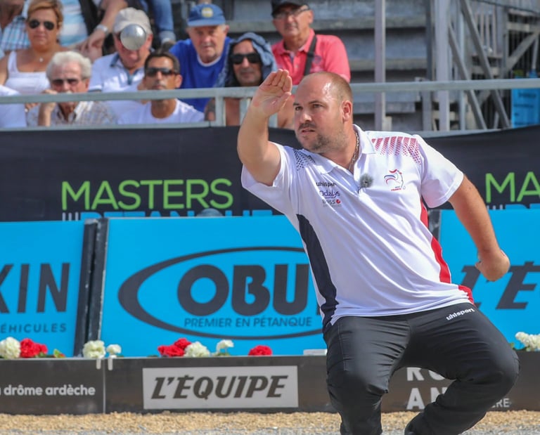 STÉPHANE ROBINEAU qui lance une boule de pétanque