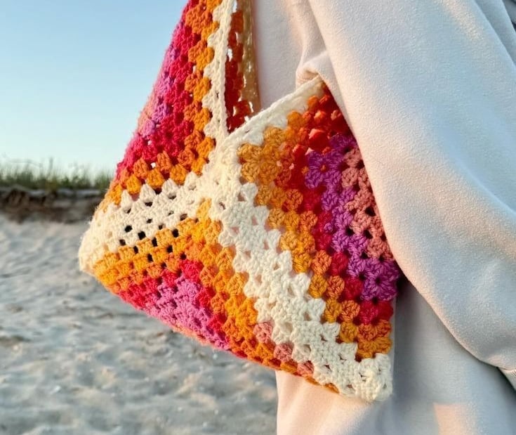 Bolso playero hecho a crochet con la tecnica granny, de colores calidos