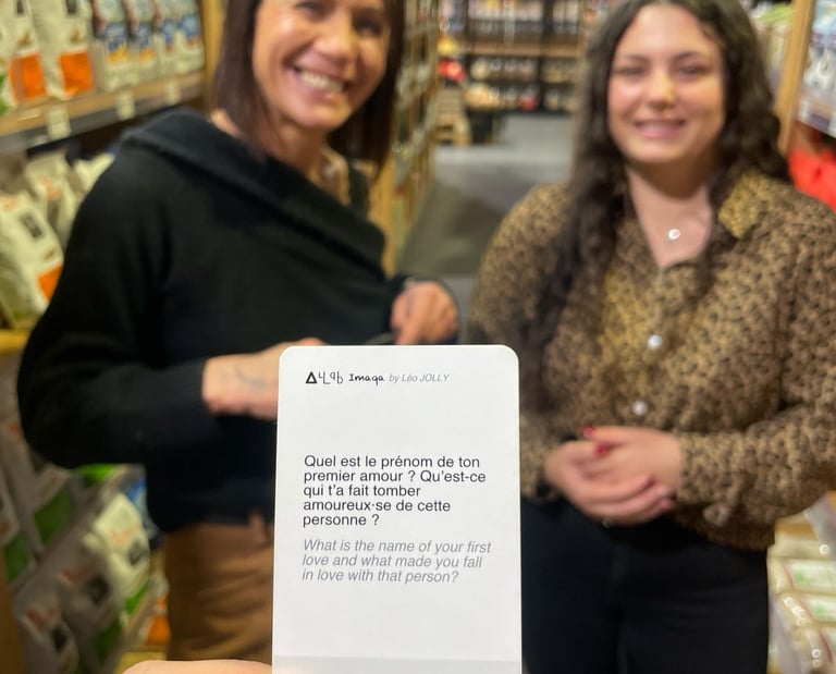 Deux femmes sourient dans un magasin derrière une fiche de conversation posant une question profonde