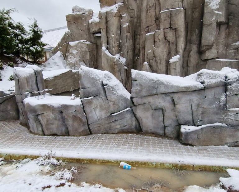 Handcrafted artificial rocks for park and attraction spaces Realistic decorative artificial rock str