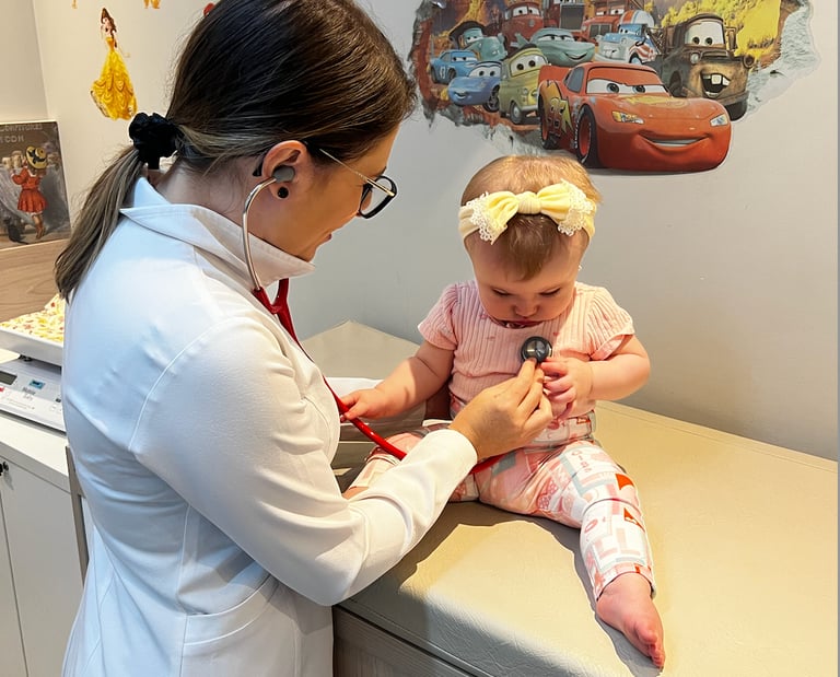 Médica Pneumopediratra atendendo com amor uma bebê