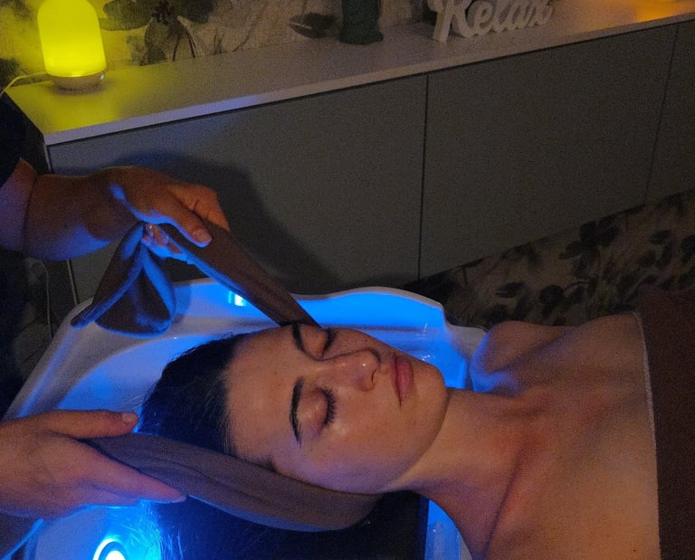 Operatrice durante il trattamento Head SPA esegue torsioni dolci e allungamento cervicale.