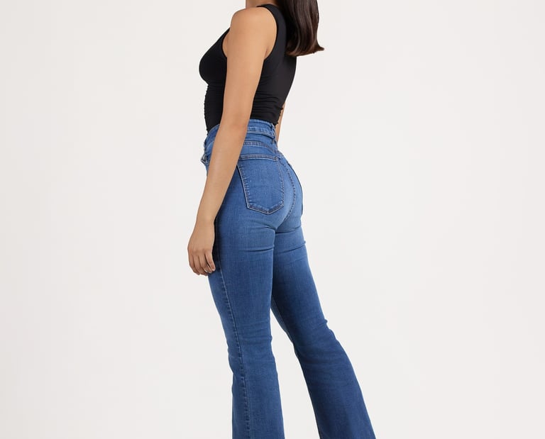 Fotos de perfil y espalda para casting en Cancún. Polaroid de modelo de tres cuartos en estudio.