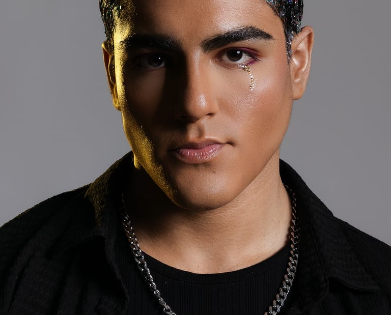 Retrato de moda para hombres en Cancún. Modelo masculino con cadena de plata en estudio.