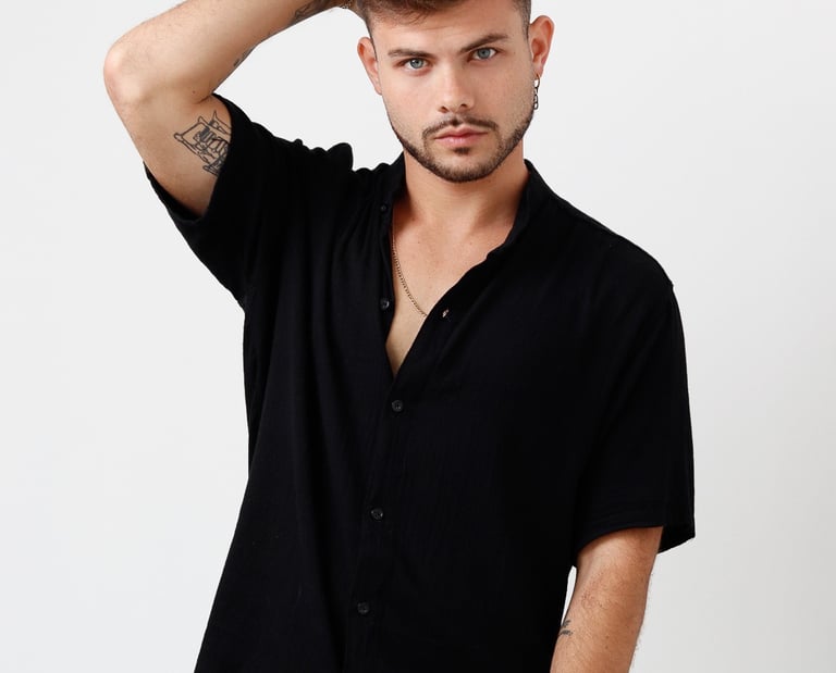Book de modelos masculinos en Cancún. Foto polaroid de frente para agencias de modelaje.