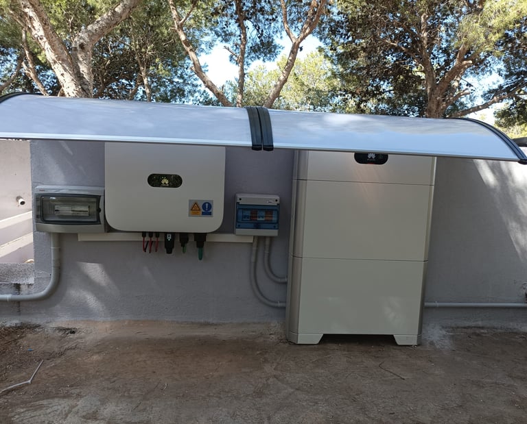 sistema soalr con 10kWh de baterías bajo tejado  parasol