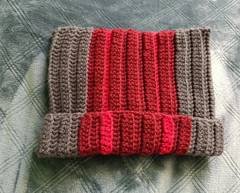 Gorro de crochet rojo y gris hecho a mano inspirado en la banda Twenty One Pilots