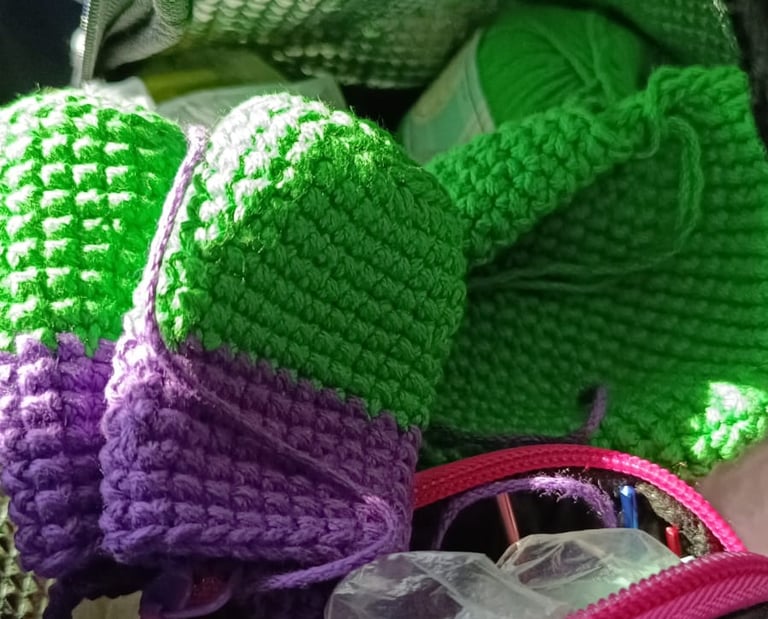 Tejido a crochet sin terminar verde con morado