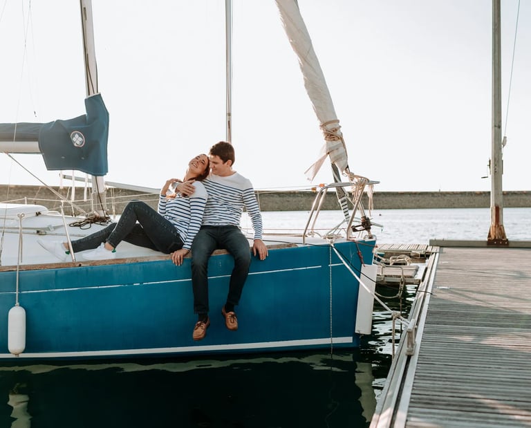 un couple sur un bateau de plaisance
