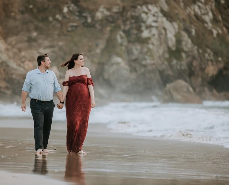 une femme enceinte se promène sur la plage de la pointe du raz 