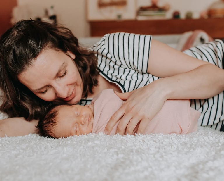 une maman et son bébé sur le lit