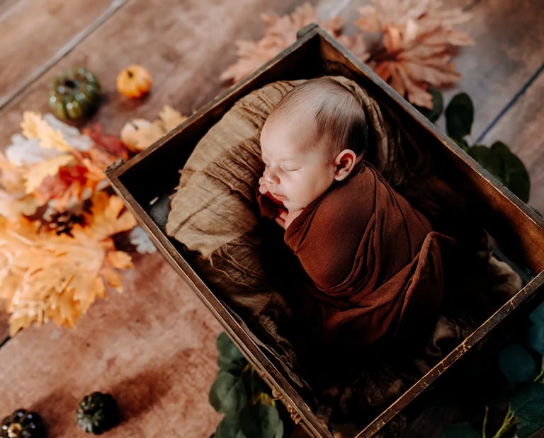 un bébé dans une caisse en bois
