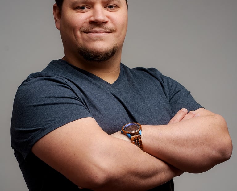 un homme en studio photo