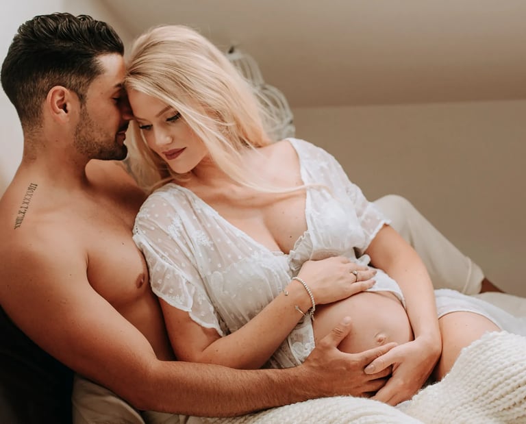une femme enceinte au lit avec son babybump