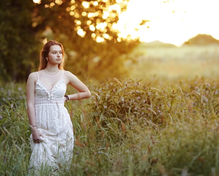 une jeune femme dans la campagne au coucher du soleil