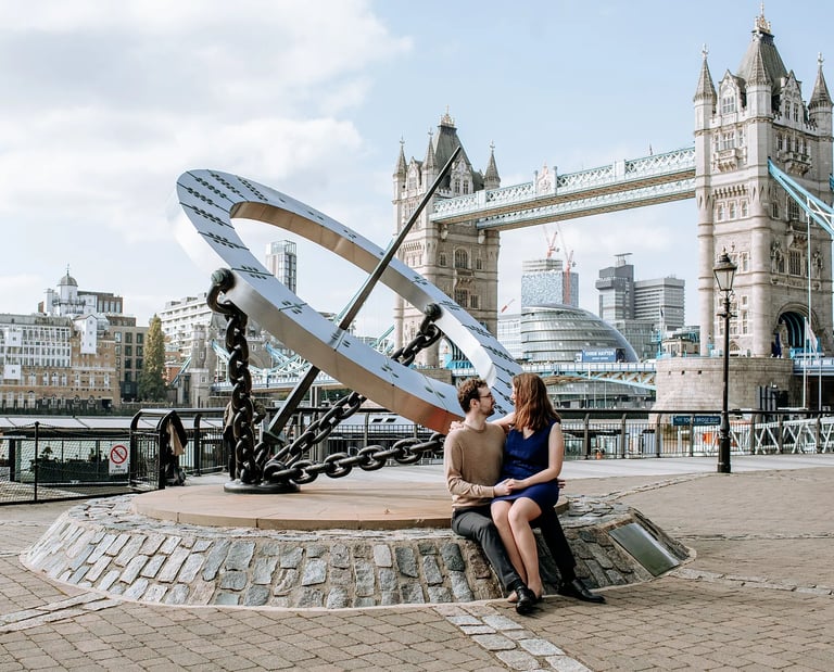 un couple devant Tower Bridget à Londres