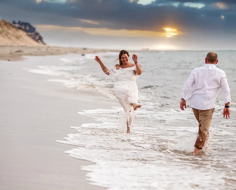 un couple joue sur la plage du bassin d'arcachon