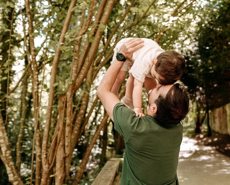 un pere et son fils en plein moment de complicité