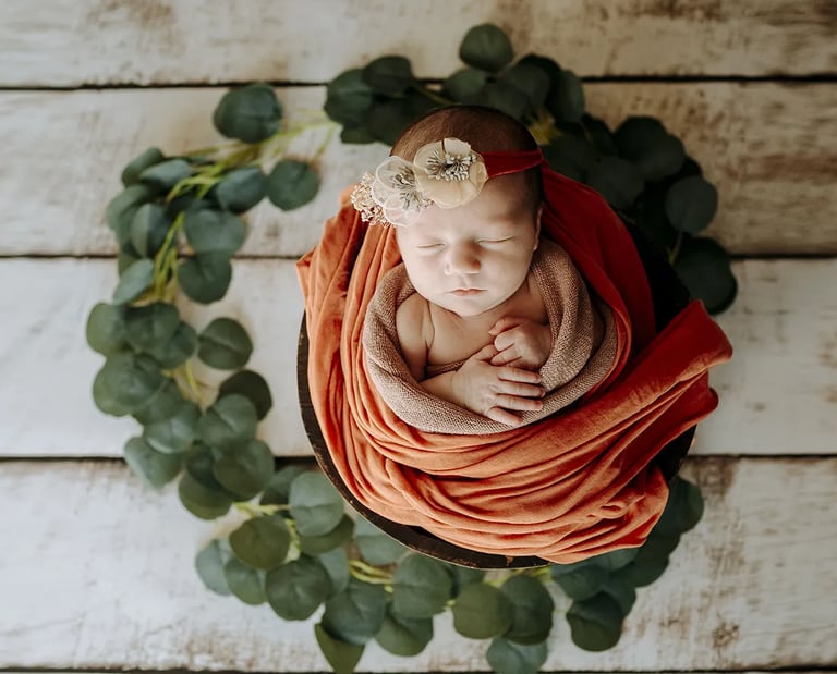 un bébé dans un panier