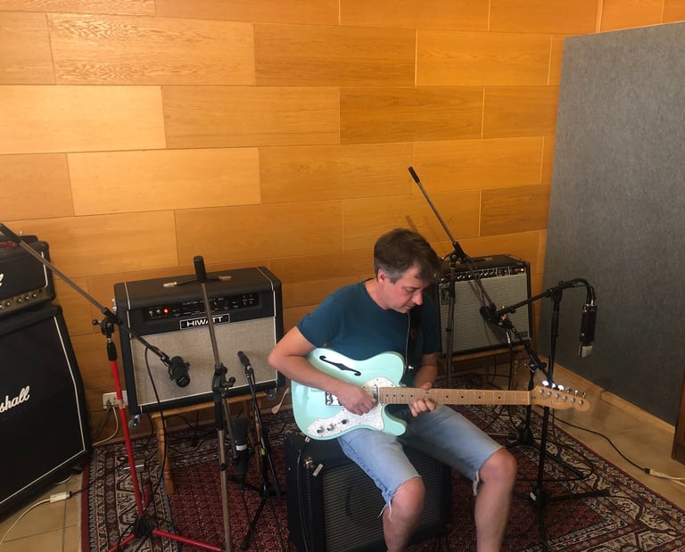Guitariste en production d'album au Fil's HOUSE Studio