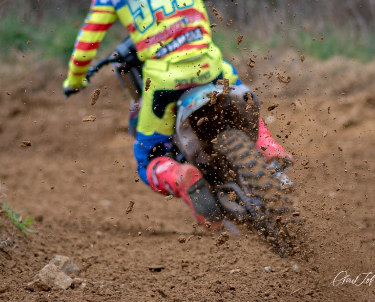 photos prises d'une moto dans la terre , terrain de cross au Boulou 66 , lumière naturelle