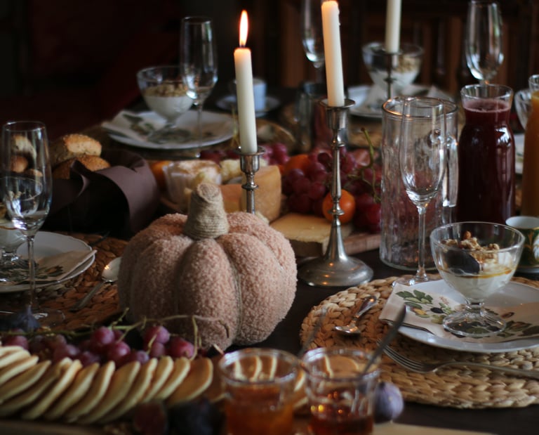 Table de brunch conviviale – décoration Mariya Dumazert : art de recevoir et cuisine élégante.