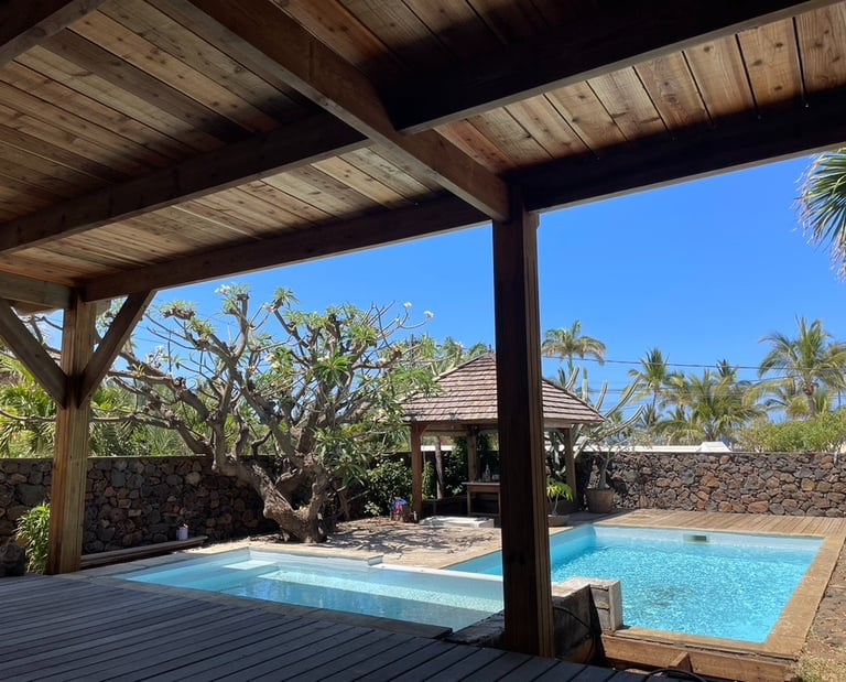 Charpente, volige, et couverture pour pergola de piscine - Artisan charpentier bois Cilaos, La Réunion 974