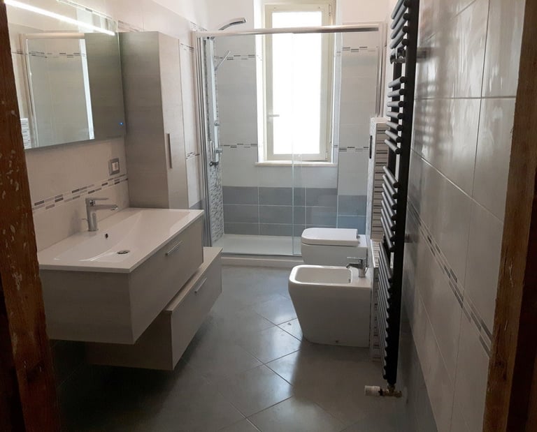 Bagno rinnovato con doccia al posto della vasca