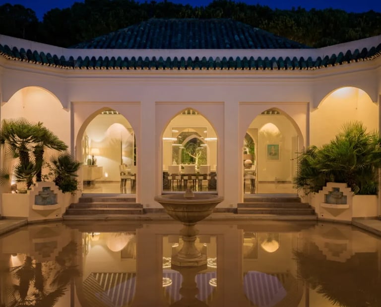 Arched courtyard of Villa El Rincon with fountain