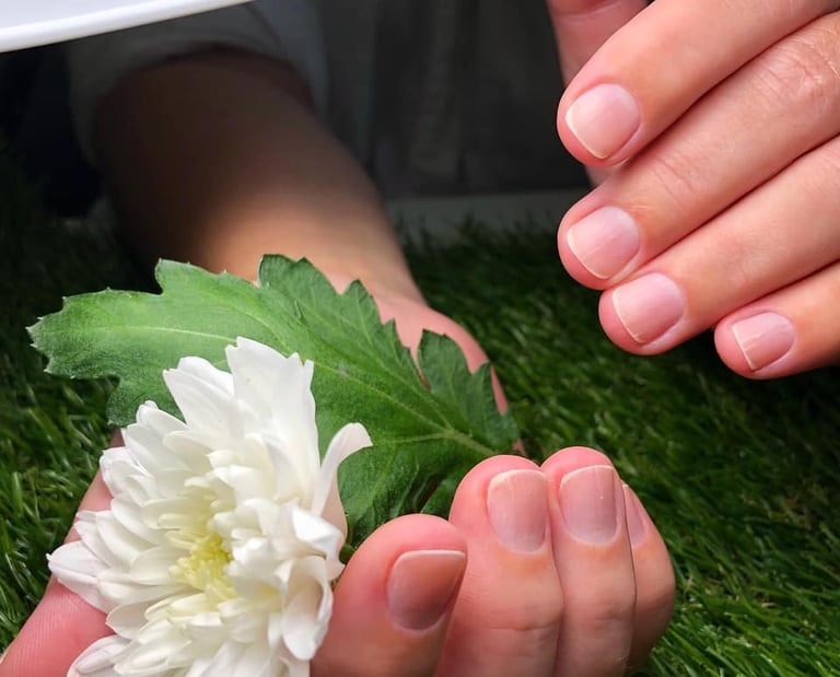 Moteriškas higieninis manikiūras