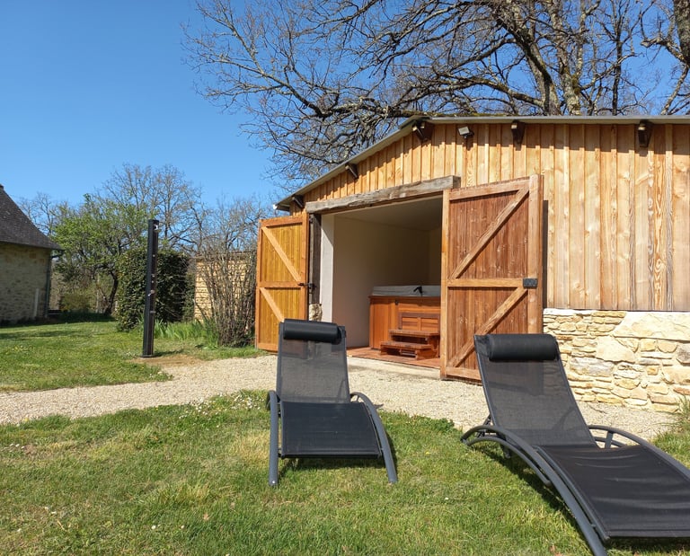 Jacuzzi de grande taille accessible toute l'année dans un havre de paix indépendant.